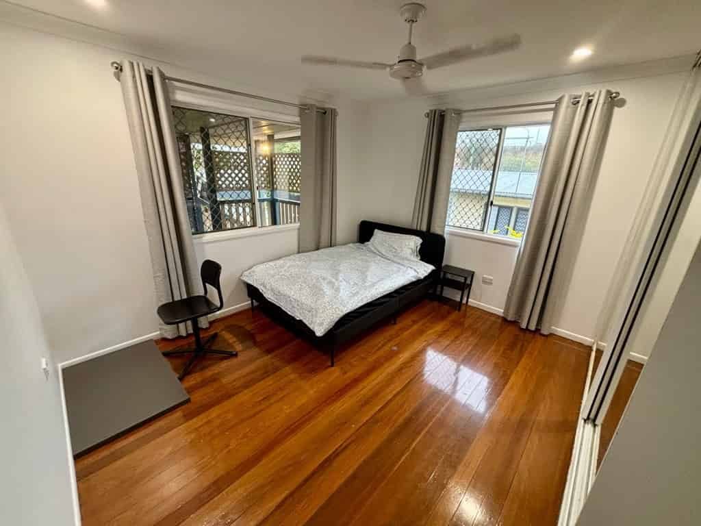Room in a 4 Bedroom Apartment, 41 Oatland Crescent, Holland Park West — student accommodation in Brisbane
