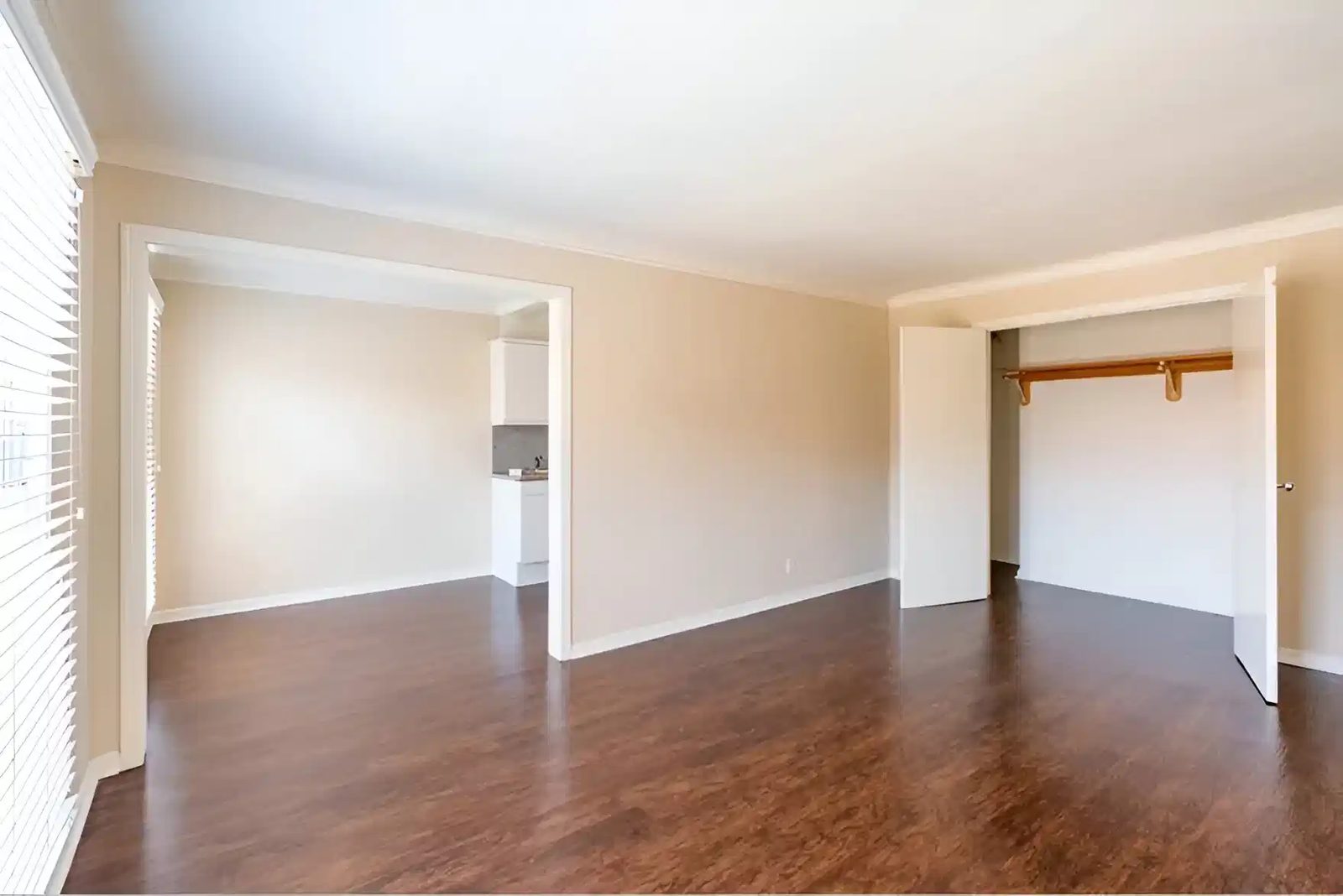 Lindbrook Manor Apartments — student accommodation in Los Angeles