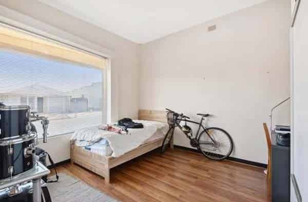 Room in a 5 Bedroom Apartment, 18 High Avenue, Clearview — student accommodation in Adelaide