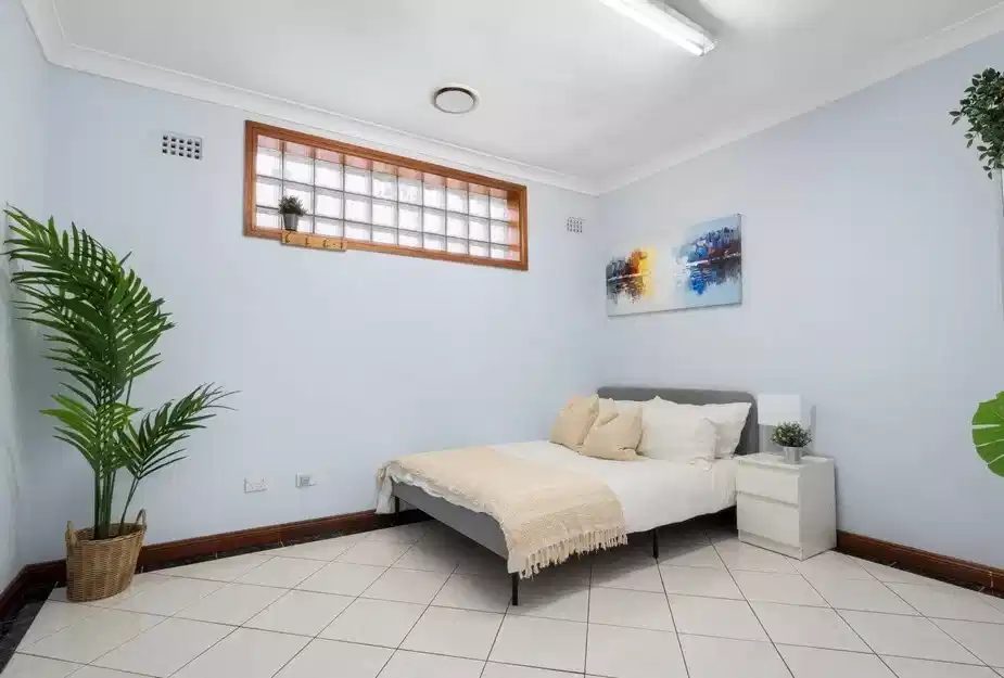 Room in a 5 Bedroom Apartment, 2/191 Enmore Road, Enmore — student accommodation in Sydney