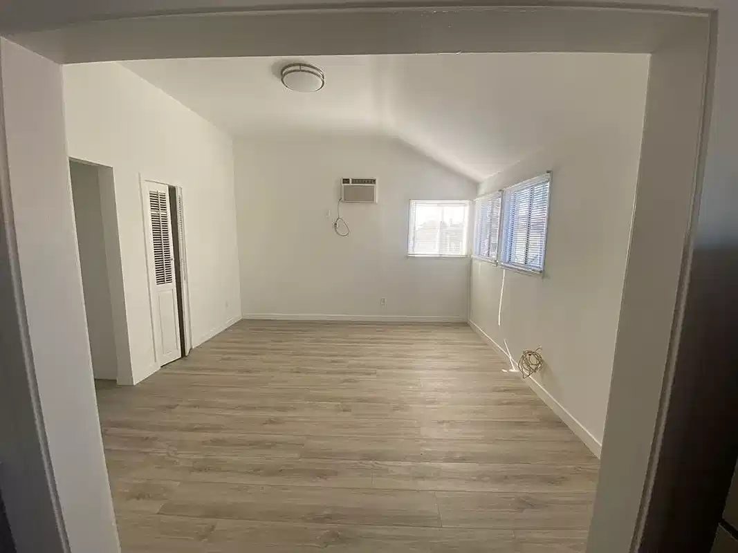 2639 Monmouth Ave — student accommodation in Los Angeles