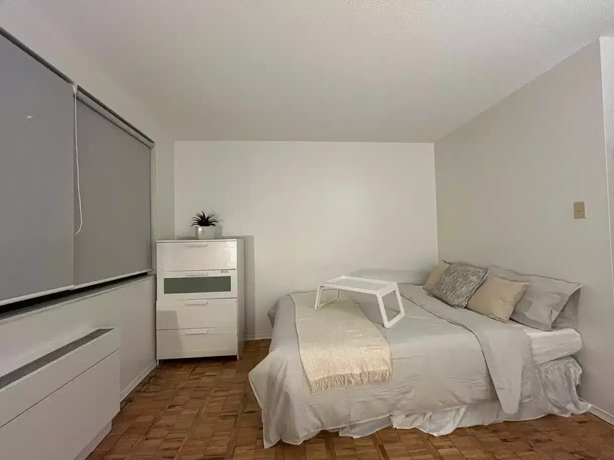 H4U 88 Bloor St — student accommodation in Toronto
