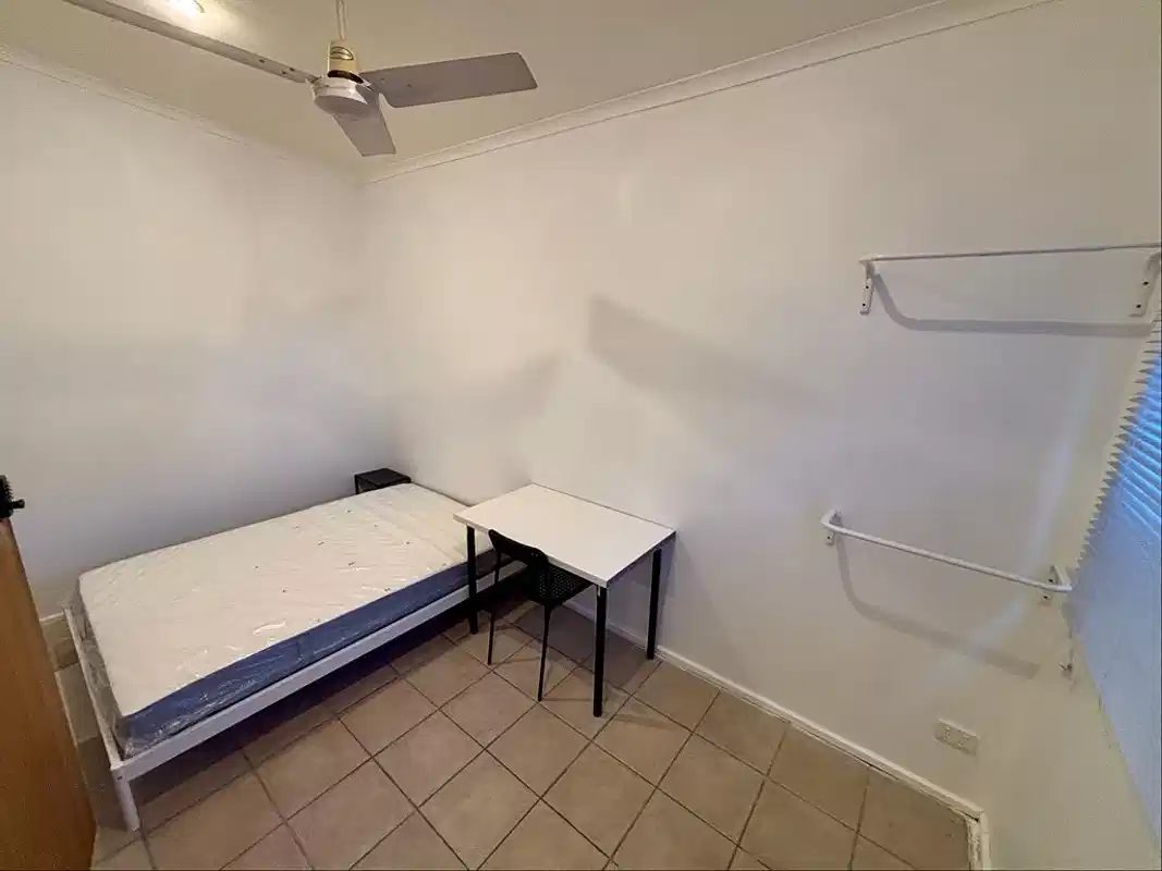 Room in a 4 Bedroom Apartment, 198 Mead St, Largs Bay — student accommodation in Adelaide