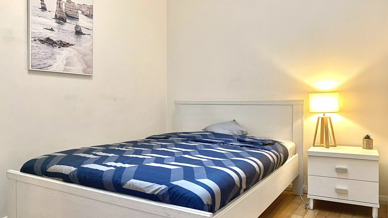 Room in a 6 Bedroom Apartment, Mary St, St Peters — student accommodation in Sydney