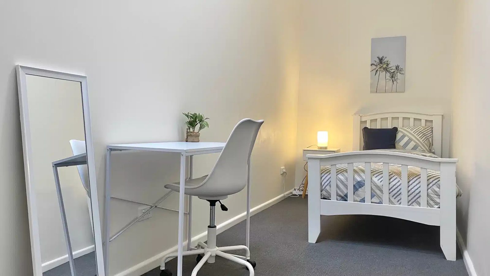 Room in a 5 Bedroom Apartment, Anzac Parade, Kingsford — student accommodation in Sydney