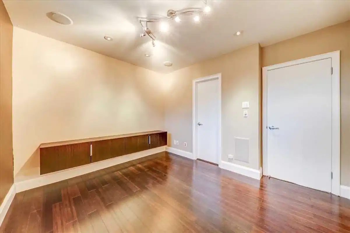 9 Amaron Avenue — student accommodation in Toronto