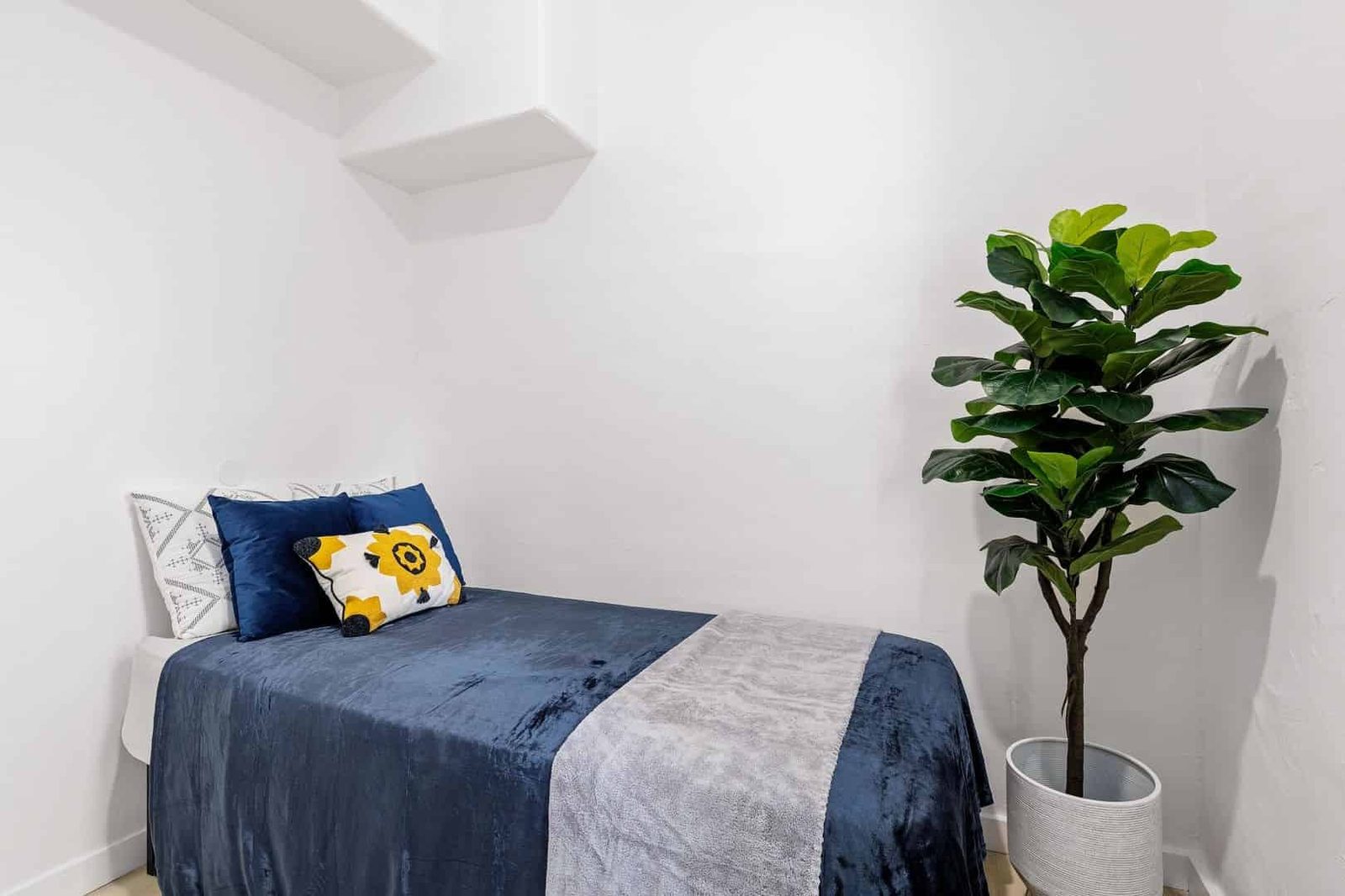 832 Hilgard Ave — student accommodation in Los Angeles