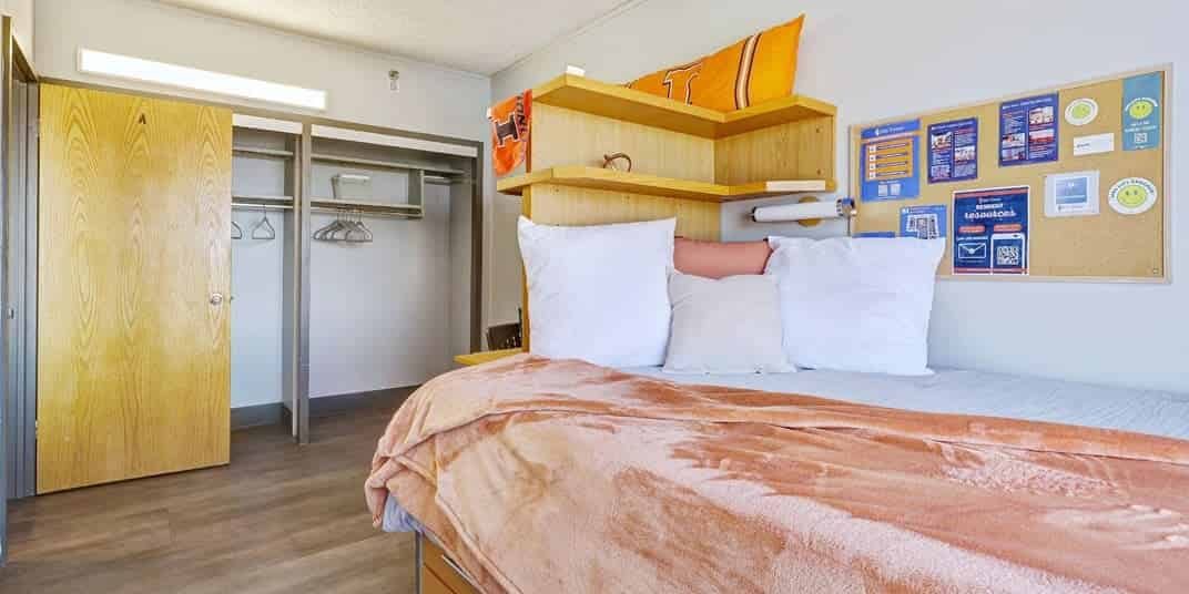 Illini Tower — student accommodation in Champaign