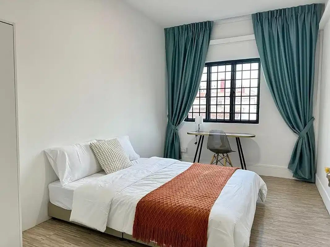 Room in a 4 Bedroom Apartment, 23B Lor 13 Geylang — student accommodation in Singapore, Singapore