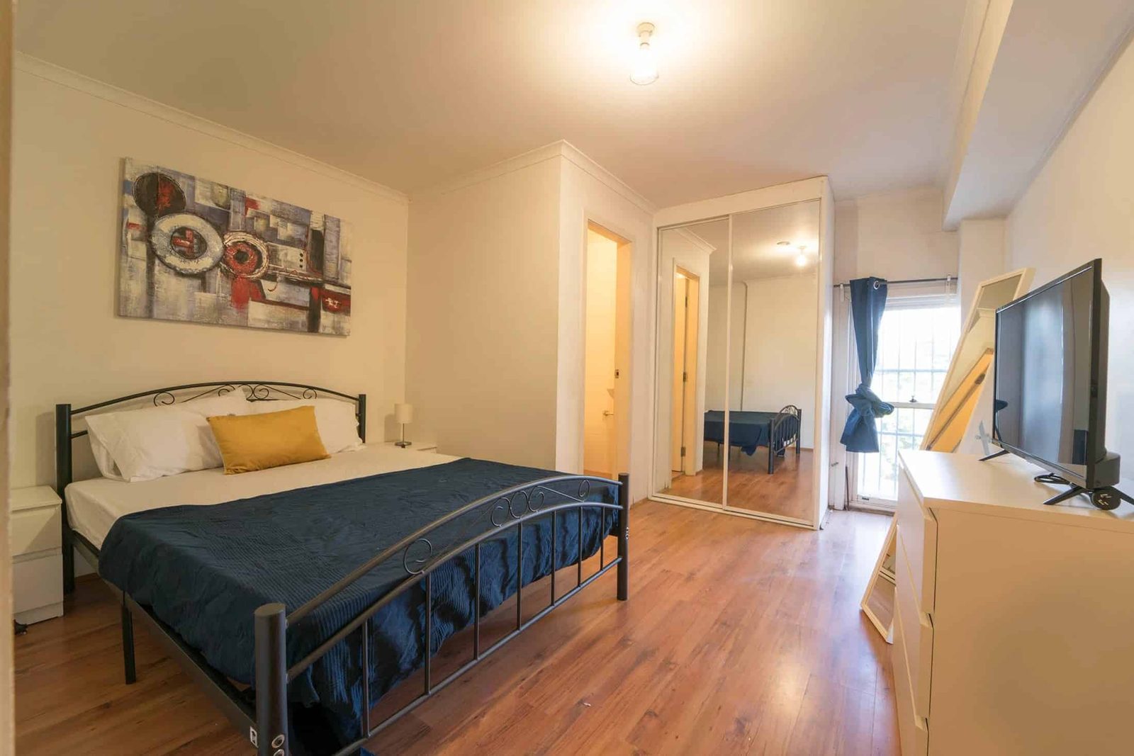 Room in a 5 Bedroom Apartment, 232 King, Newtown — student accommodation in Sydney