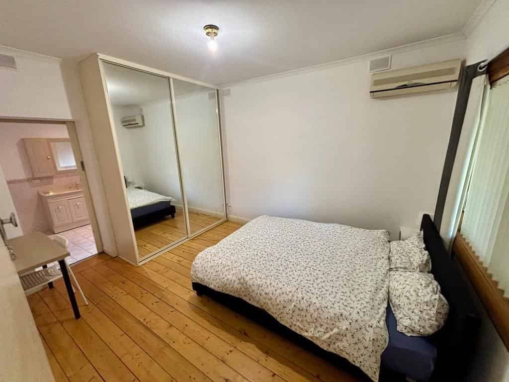 Room in a 4 Bedroom Apartment, 32 Dartmouth Street, West Croydon, City of Charles Sturt — student accommodation in Adelaide