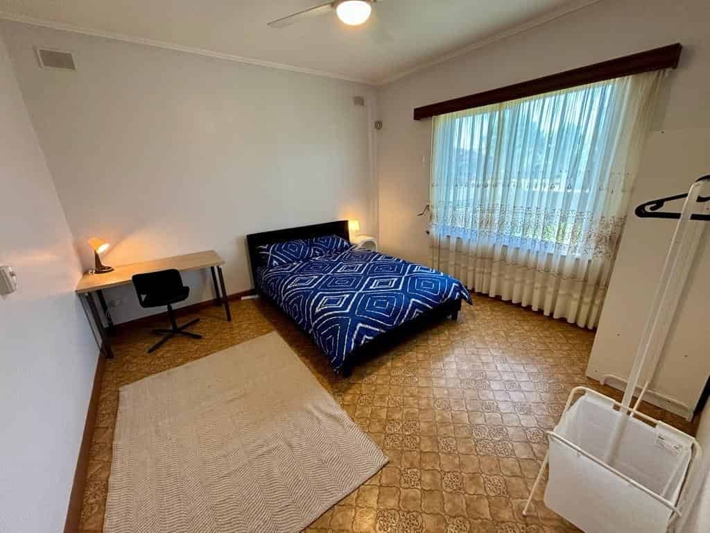 Room in a 5 Bedroom Apartment, 7 Third Avenue, Klemzig, City of Port Adelaide Enfield — student accommodation in Adelaide